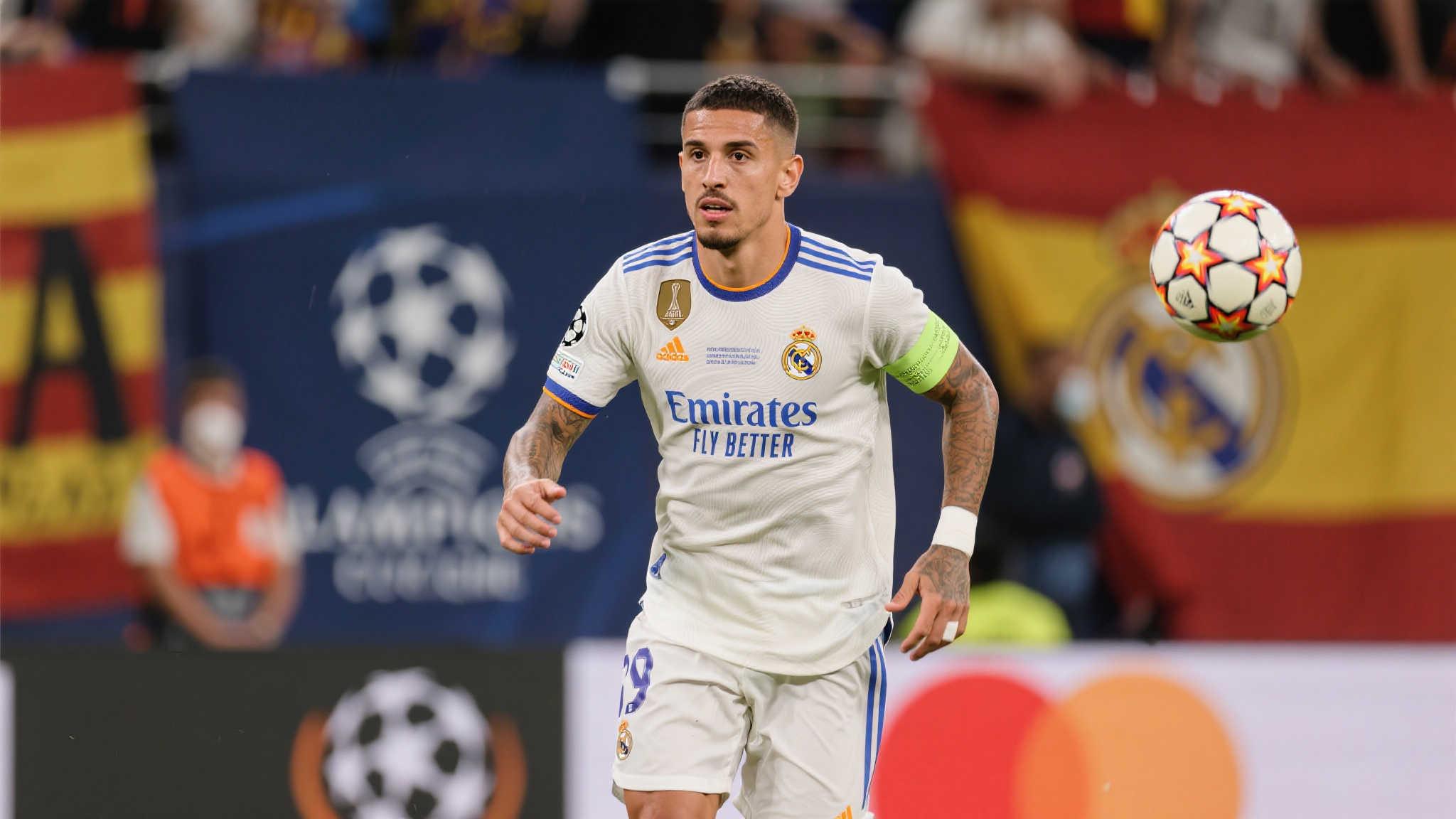 特奥希望留在欧洲,已有多家欧冠球队报价 近年来,欧洲足坛涌现出众多新星,其中特奥·埃尔南德